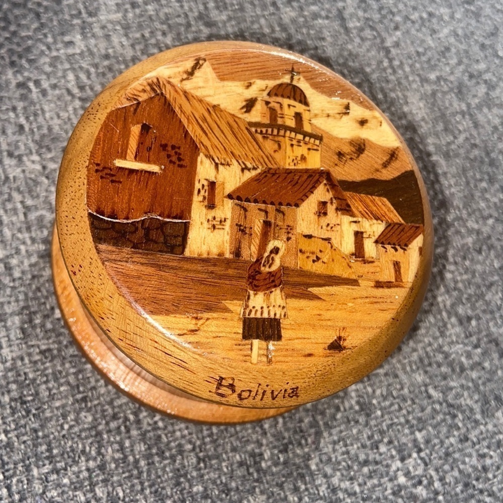 Vintage hand carved wooden trinket box from Bolivia T4